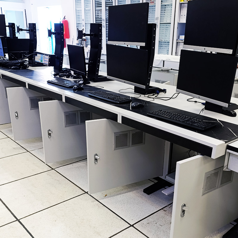 کنسول های اتاق کنترل و میزهای ابزار دقیق